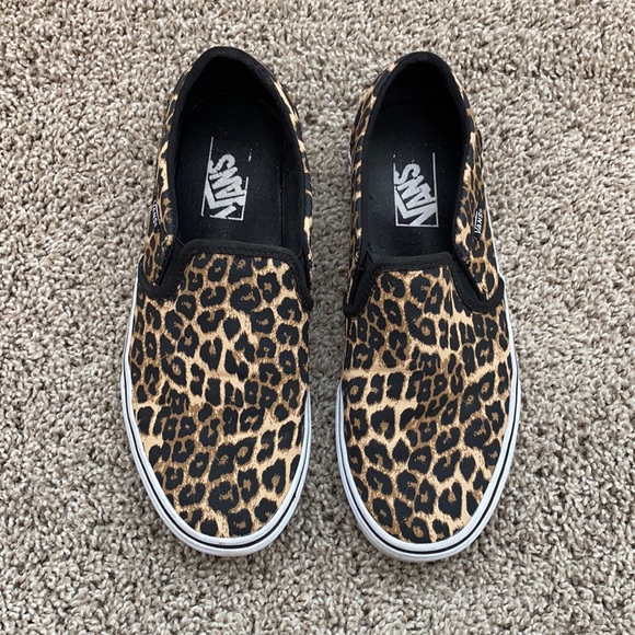 Vans Shoes - Vans classic sneaker in leopard print